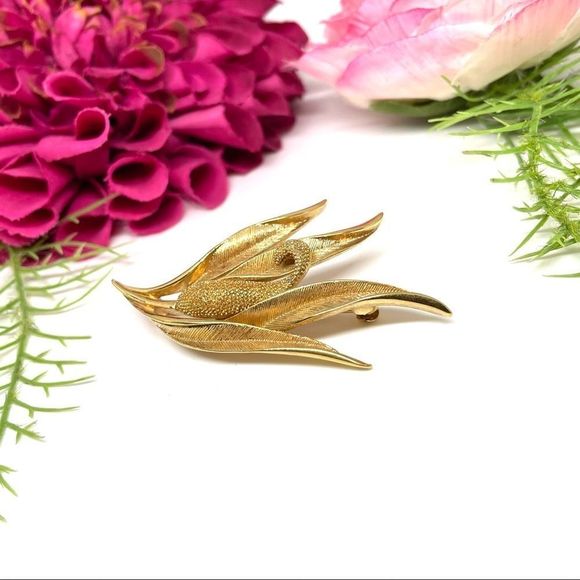 VINTAGE⚜️RARE MONET Wheat Brushed Golden Brooch - Picture 3 of 9